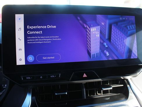 Used 2023 Toyota Venza XLE image 32