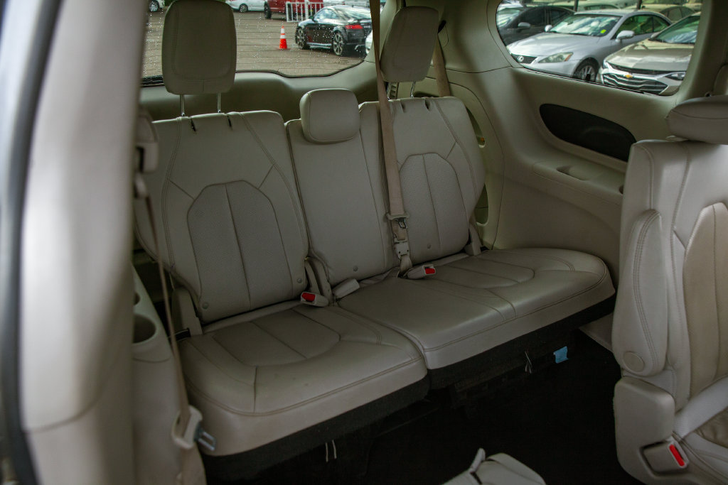 Used 2021 Chrysler Pacifica Touring-L FWD image 13