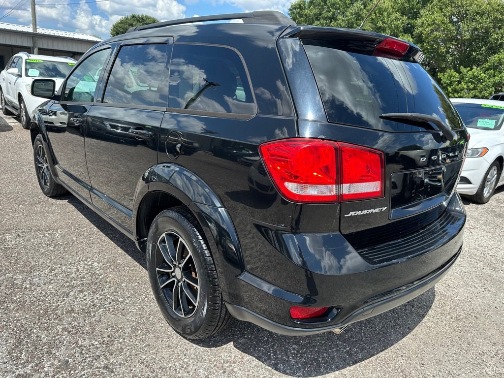 Used 2017 Dodge Journey SXT w/ Comfort/Convenience Group FWD image 4