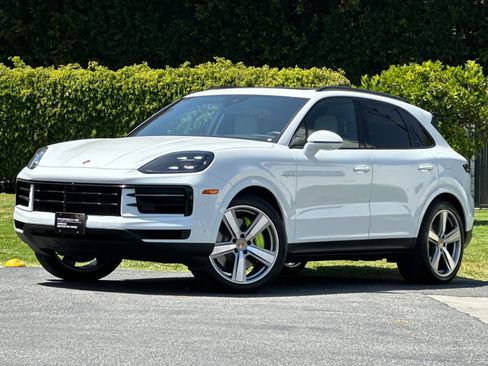 Certified 2025 Porsche Cayenne GTS AWD/4WD image 1
