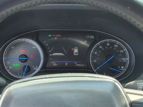 Used 2023 Toyota Venza LE image 7