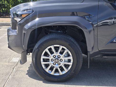 Used 2025 Toyota Tacoma Limited AWD/4WD image 10