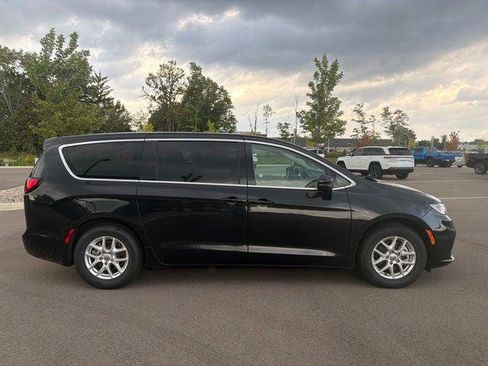 Certified 2023 Chrysler Pacifica Touring-L FWD image 6