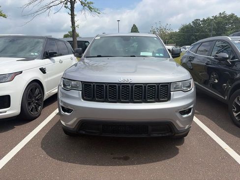 Used 2017 Jeep Grand Cherokee Laredo w/ Quick Order Package 23E AWD/4WD image 2