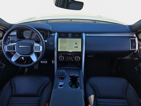 Used 2025 Land Rover Discovery Dynamic SE image 9