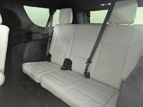 Used 2025 Cadillac Escalade ESV V AWD/4WD image 18