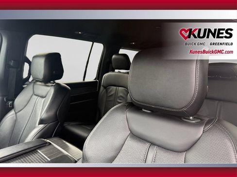 Used 2024 Jeep Wagoneer L Series II w/ Flexible Seating Group AWD/4WD image 17