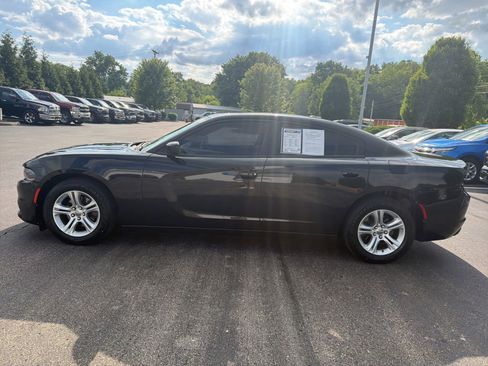 Used 2019 Dodge Charger SXT RWD image 2