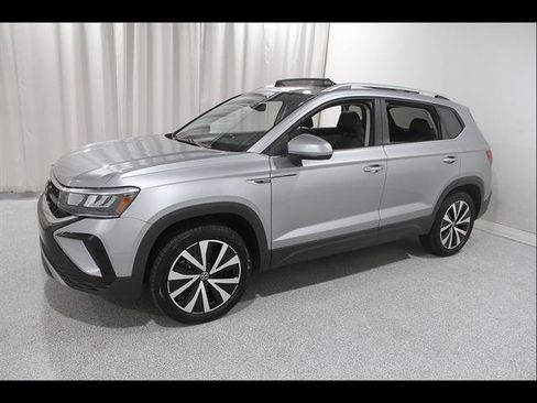 Used 2023 Volkswagen Taos SE w/ Panoramic Sunroof Package AWD/4WD image 3