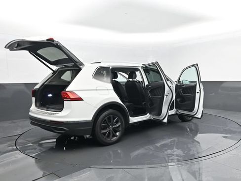 Used 2022 Volkswagen Tiguan SE w/ Panoramic Sunroof Package AWD/4WD image 31