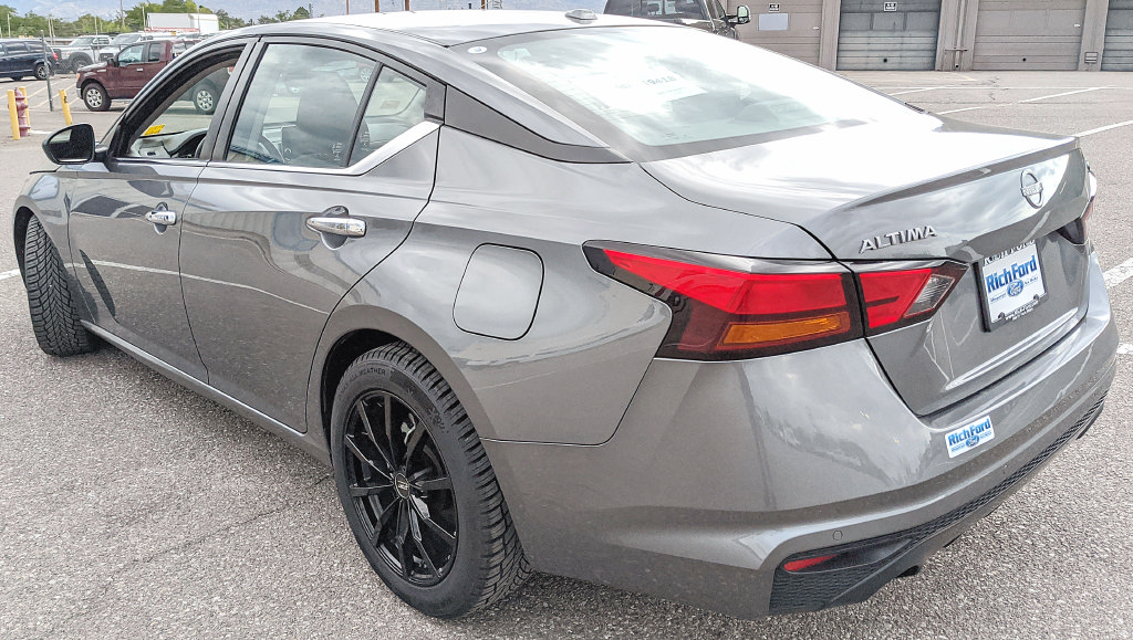 Used 2024 Nissan Altima 2.5 SV FWD image 4