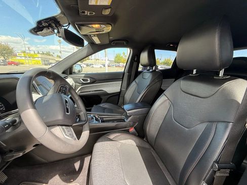 Used 2023 Jeep Compass Latitude AWD/4WD image 7