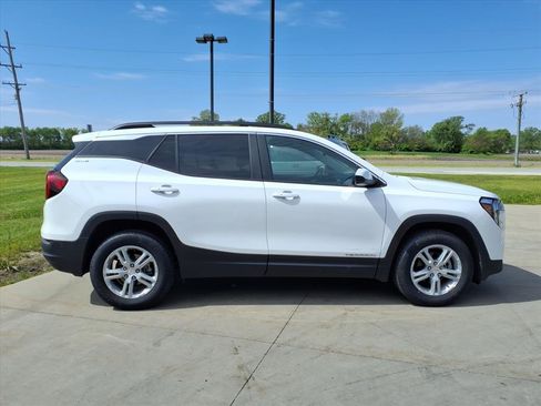 Used 2024 GMC Terrain SLE w/ Driver Convenience Package AWD/4WD image 3