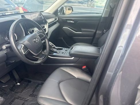 Used 2024 Toyota Highlander XLE AWD/4WD image 11