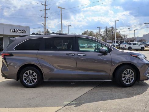 Used 2022 Toyota Sienna XLE image 22