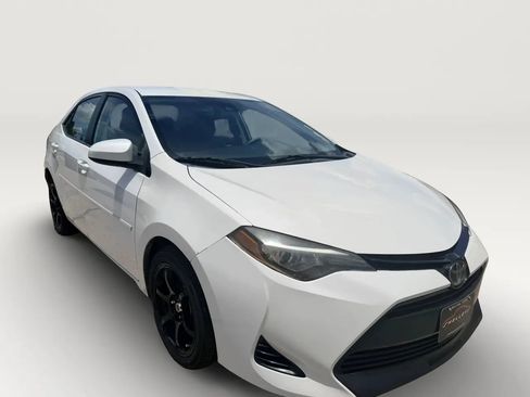 Used 2018 Toyota Corolla LE w/ Carpet Mat Package (TMS) FWD image 4