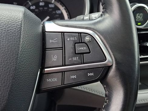 Used 2021 Toyota Highlander XLE AWD/4WD image 23