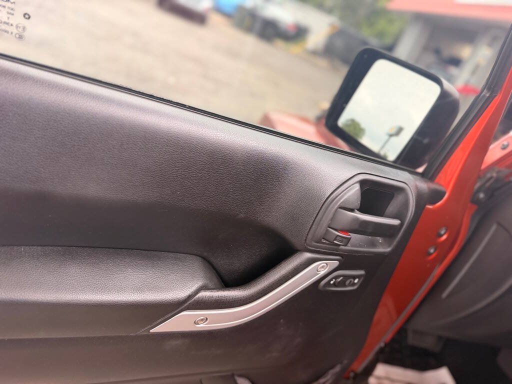 Used 2014 Jeep Wrangler Unlimited Sahara w/ Connectivity Group AWD/4WD image 16