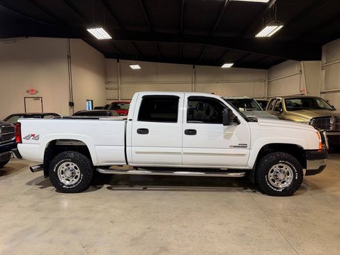 Used 2006 Chevrolet Silverado 2500 LT w/ Heavy-Duty Power Package AWD/4WD image 8