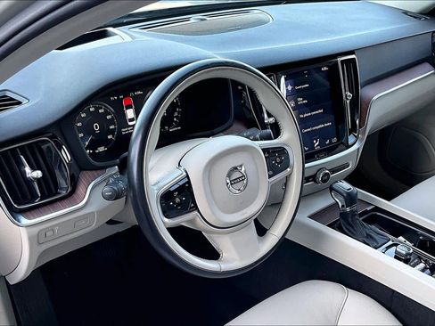 Used 2020 Volvo S60 T5 Momentum image 16