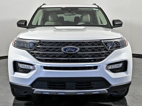 Used 2022 Ford Explorer XLT w/ Equipment Group 202A AWD/4WD image 4