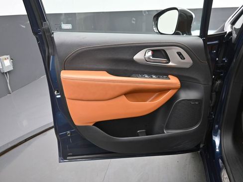 Used 2025 Chrysler Pacifica Pinnacle w/ Trailer Tow Group image 12