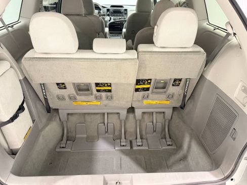 Used 2012 Toyota Sienna LE w/ Towing Pkg FWD image 35