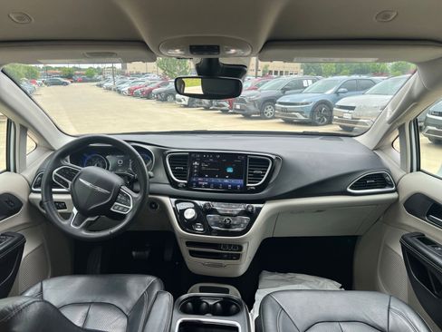 Used 2022 Chrysler Pacifica Touring-L FWD image 23