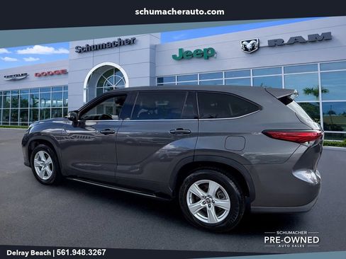 Used 2021 Toyota Highlander LE FWD image 5