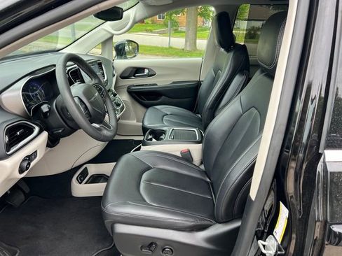 Used 2024 Chrysler Pacifica Touring-L FWD image 3