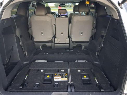 Used 2025 Toyota Sienna XLE FWD image 16