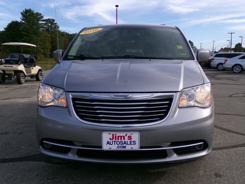 Used 2016 Chrysler Town & Country Touring image 8