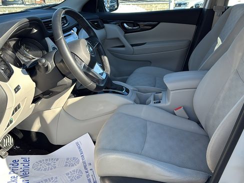 Used 2018 Nissan Rogue Sport SV w/ SV All-Weather Package image 19