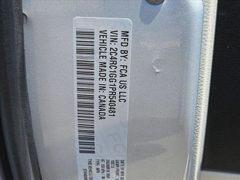 Used 2023 Chrysler Pacifica Limited FWD image 30