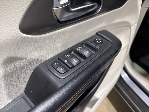 Used 2020 Chrysler Pacifica Touring-L image 14