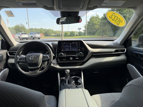 Used 2022 Toyota Highlander L FWD image 20