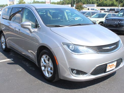 Used 2019 Chrysler Pacifica Touring Plus w/ Tire & Wheel Group FWD image 4