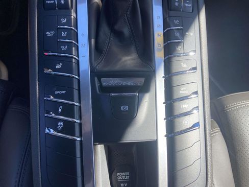 Used 2017 Porsche Macan S image 29