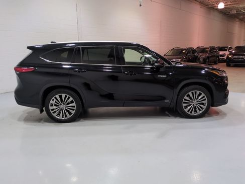 Used 2021 Toyota Highlander Platinum AWD/4WD image 2