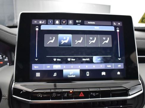 Used 2025 Jeep Compass Limited image 23