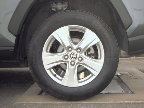 Used 2021 Toyota RAV4 XLE w/ Convenience Package FWD image 11