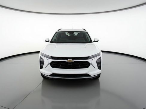 Used 2025 Chevrolet Trax LT image 2