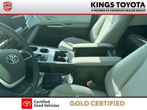 Used 2025 Toyota Sienna XLE FWD image 11