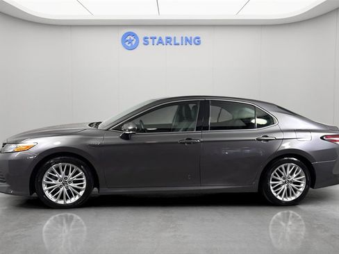 Used 2019 Toyota Camry XLE image 2