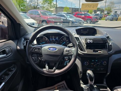 Used 2018 Ford Escape SE w/ Ford Safe & Smart Package FWD image 9