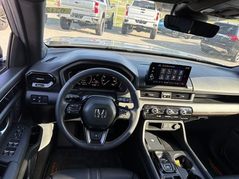 Used 2025 Honda Pilot TrailSport image 14