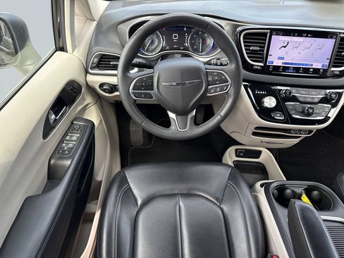 Used 2023 Chrysler Pacifica Touring-L FWD image 14