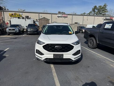 Used 2023 Ford Edge SE w/ Black Appearance Package image 3