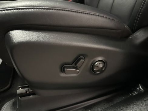 Used 2025 Chrysler Pacifica Select image 8