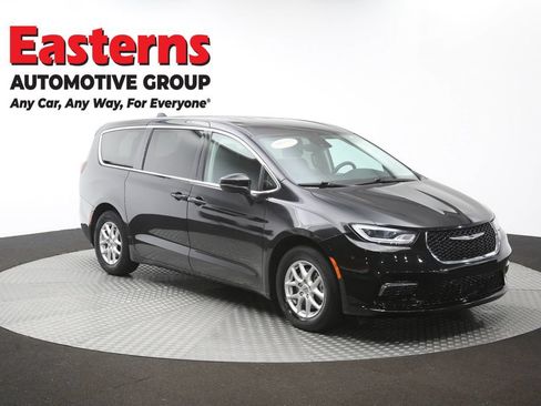 Used 2023 Chrysler Pacifica Touring-L FWD image 51